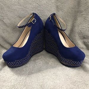 Blue wedge with gold geometric pattern studs